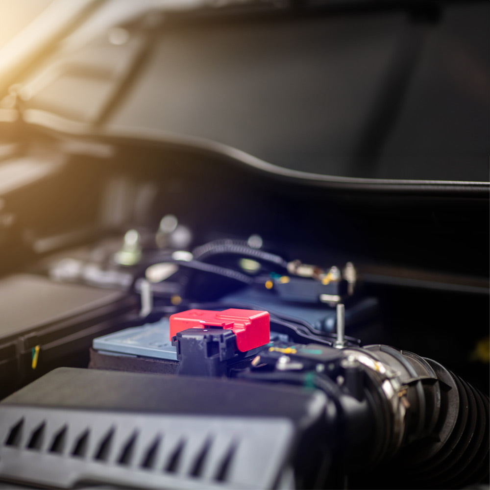 12V Autobatterie im Motorraum