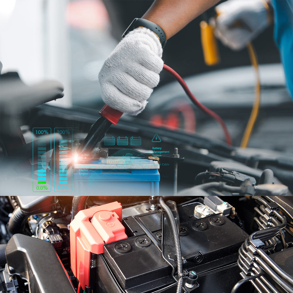 Eine Person mit weißen Handschuhen überprüft mit einem Diagnosegerät den Zustand einer Autobatterie. Datenvisualisierungen werden darüber gelegt. Unten ist eine Nahaufnahme der Autobatterie zu sehen, auf der Kabel und Anschlüsse zu sehen sind. Die Szene spielt in einer Werkstattumgebung.