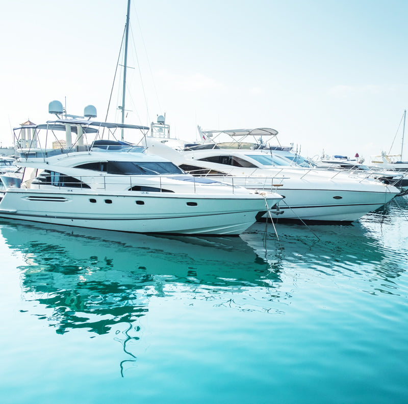 Yachthafen mit Booten und HOOTS BATTERY