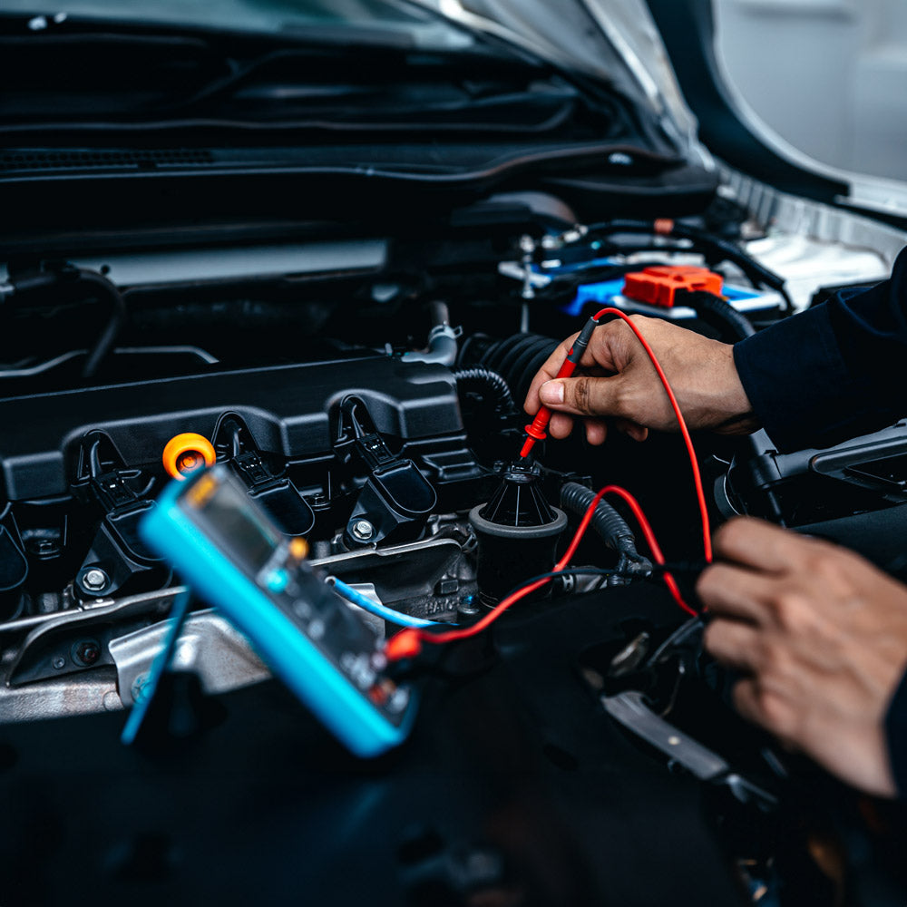 Motor Inspektion mit Multimeter für Batterieverbraucher