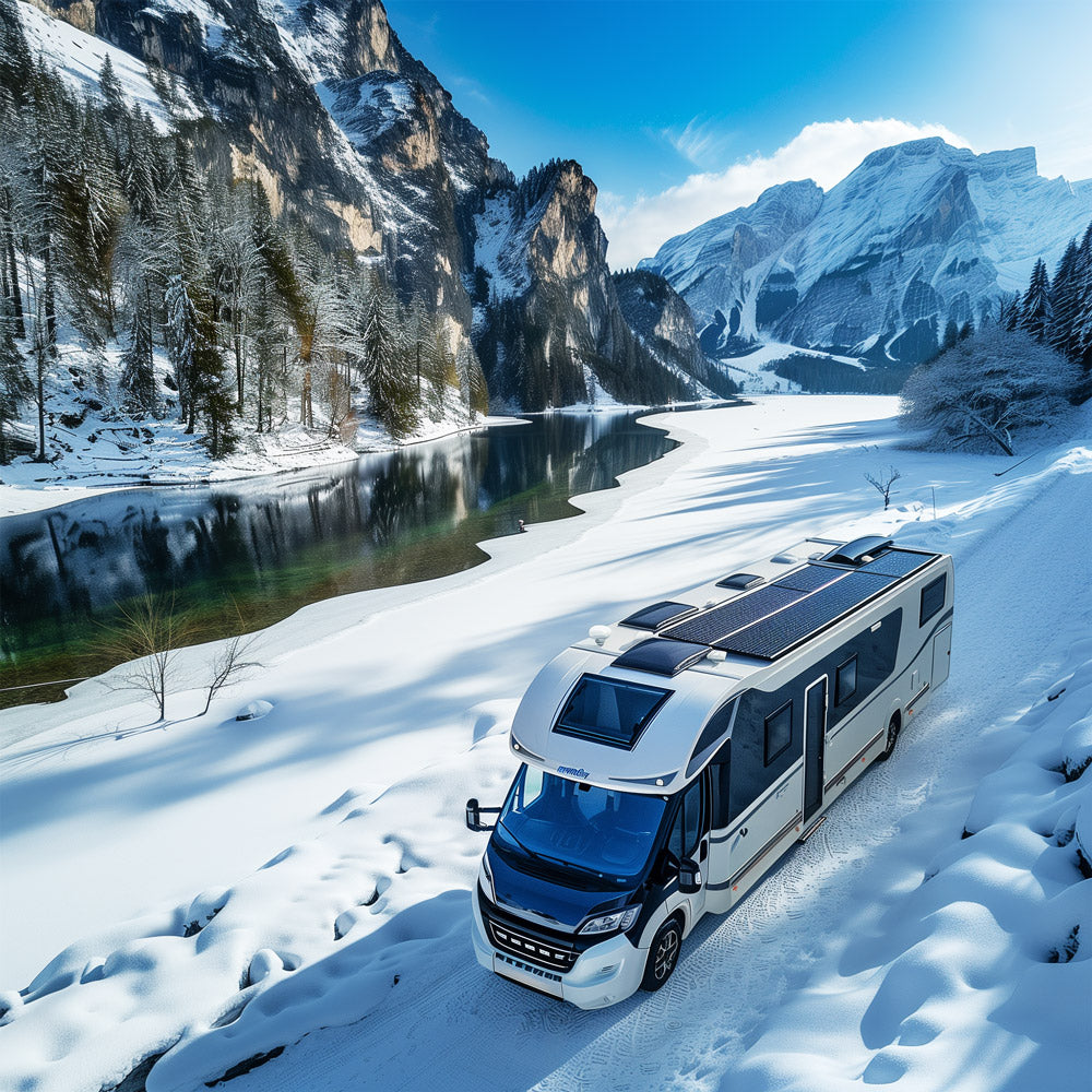 Wohnmobil im Winter mit autarker Energieversorgung und Batterieüberwachung