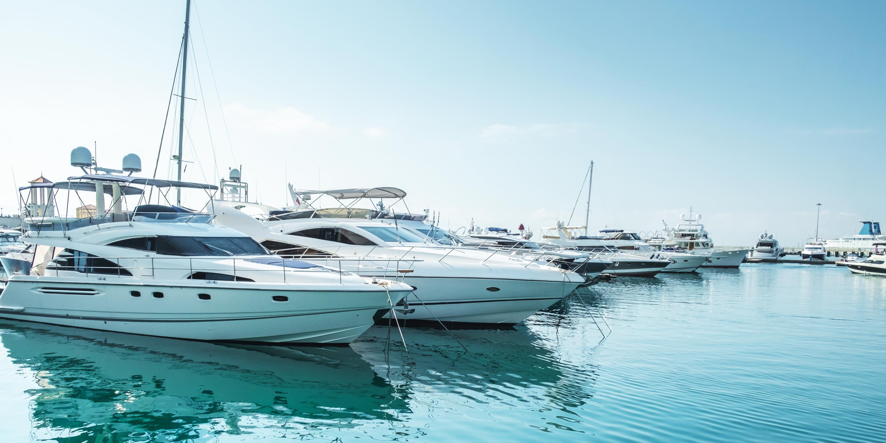 Boote im Yachthafen mit autarker Energieversorgung