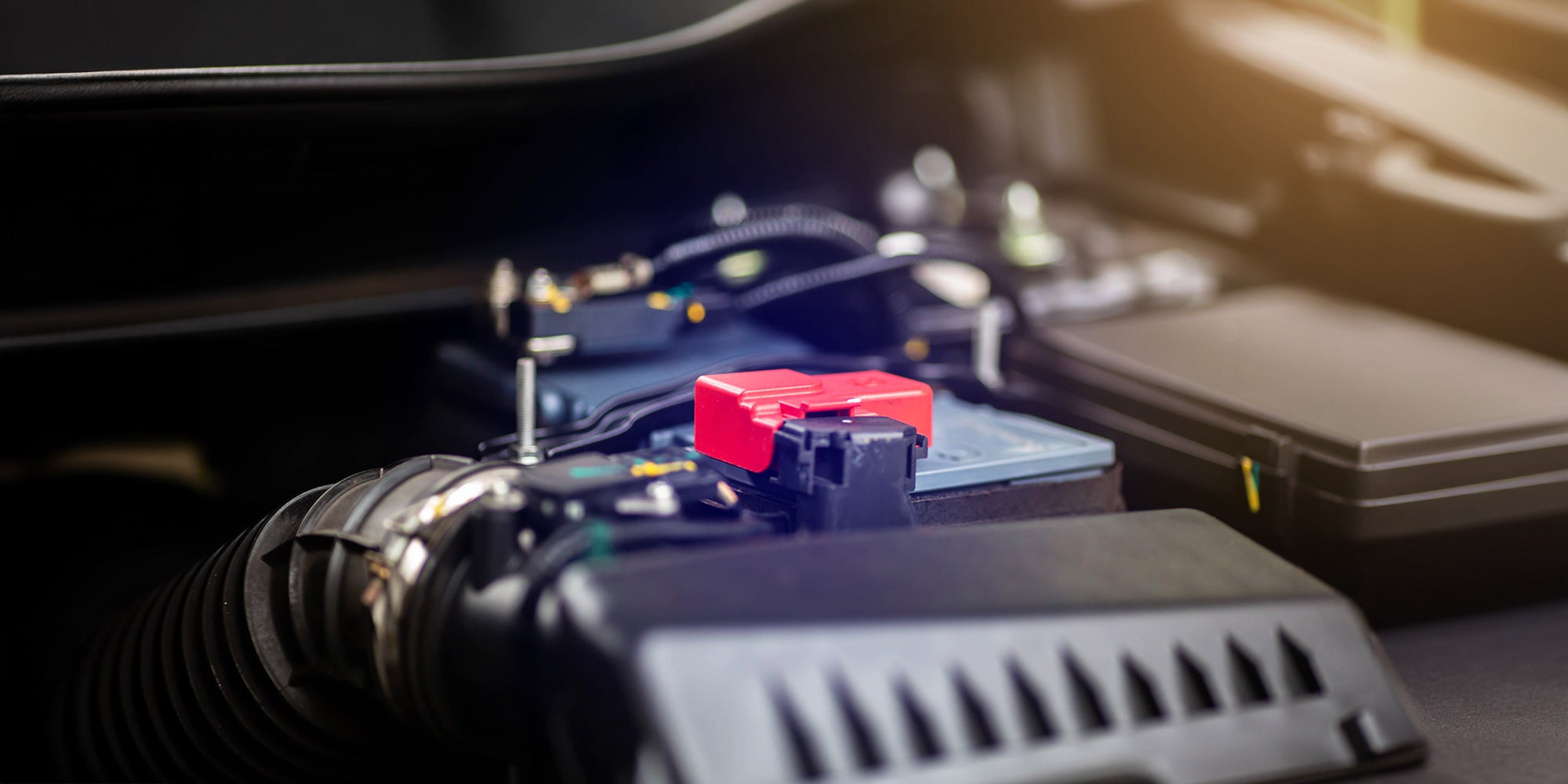 Fahrzeugbatterie im Motorraum mit Pluspol