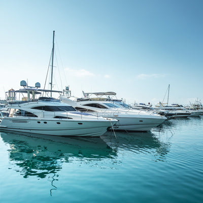 Yachten und Boote im Hafen