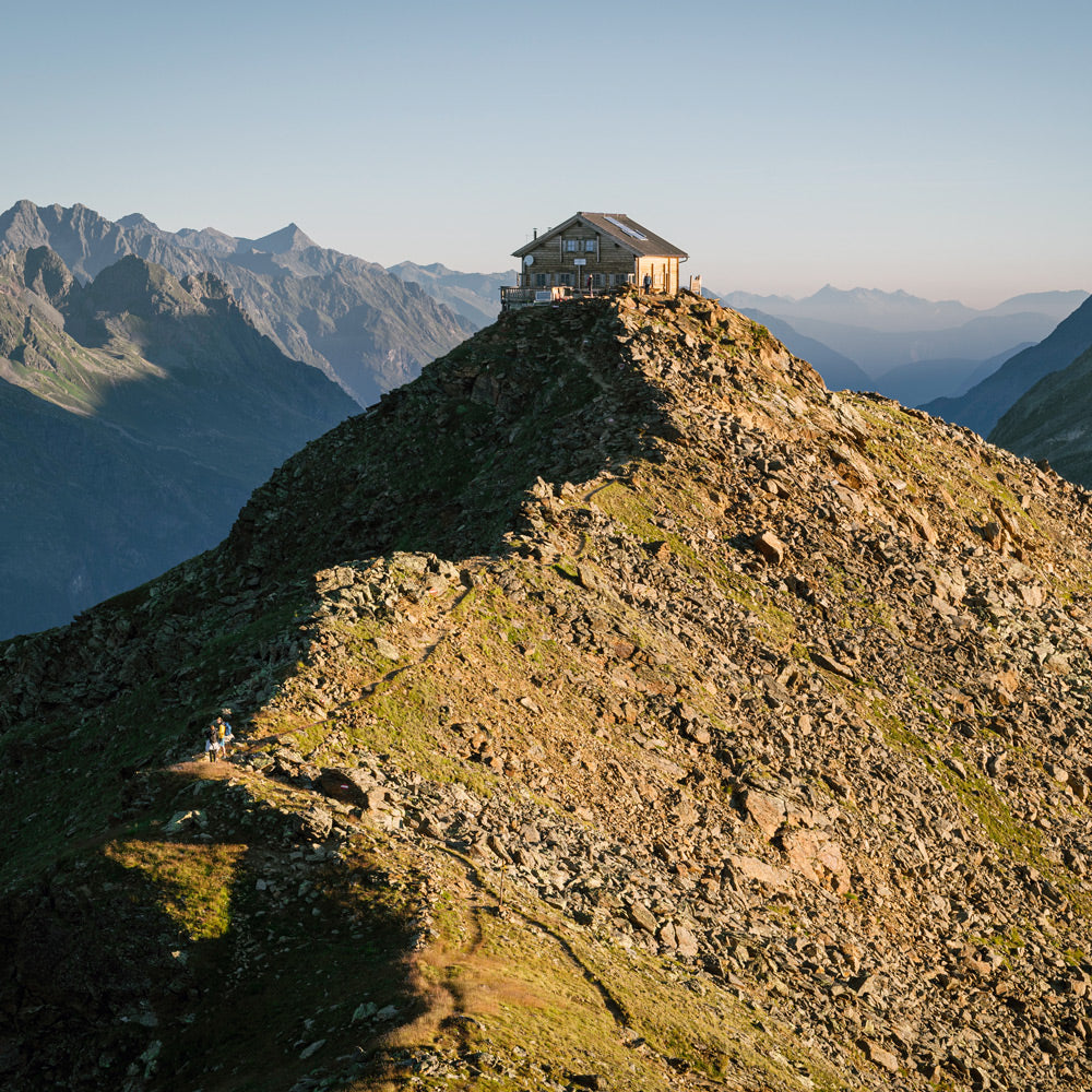 Berghütte mit Gipfelgrat und autarker Energieversorgung