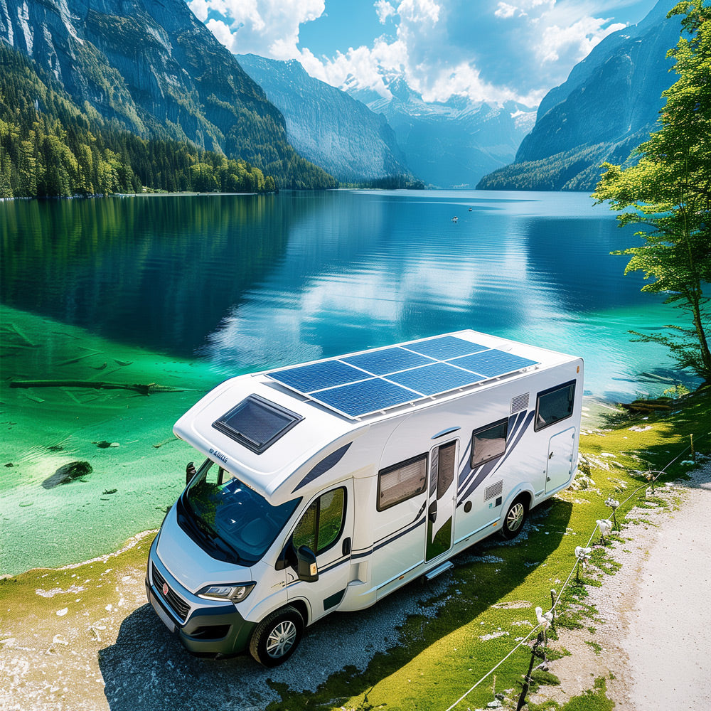 Wohnmobil mit Solar Energieversorgung an einem See mit Alpenpanorama